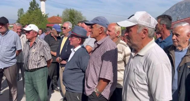 “Kemi ujë vetëm 2 orë në ditë”/ Banorët të lodhur nga situata, ngrenë zërin në protestë: Prej vitesh nuk ka investim