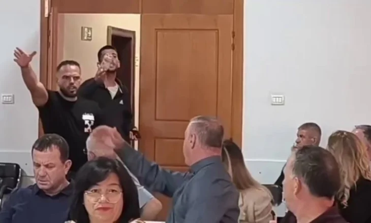 Kërkoi dëmshpërblimin e munguar, procedohet i riu që hyri në mbledhjen e Këshillit në Vlorë