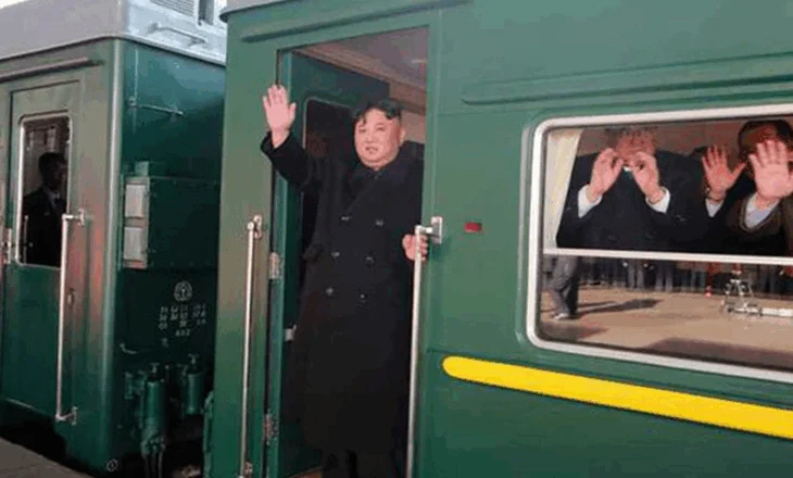 Kim Jong Un mbërrin në Kinë me trenin e tij super të blinduar
