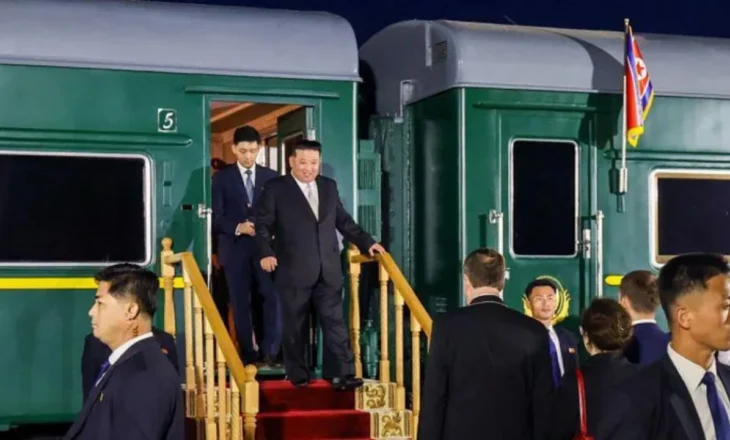 Kim Jong Un niset drejt Kinës me tren të blinduar për paradën ushtarake historike në Pekin