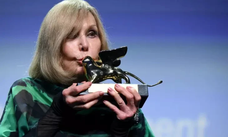 Kim Novak merr “Luanin e Artë” për Karrierën në Festivalin e Venecias