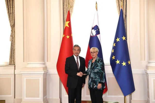 Kina e Sllovenia vlerësojnë lidhjet dypalëshe dhe angazhohen për shtim të bashkëpunimit