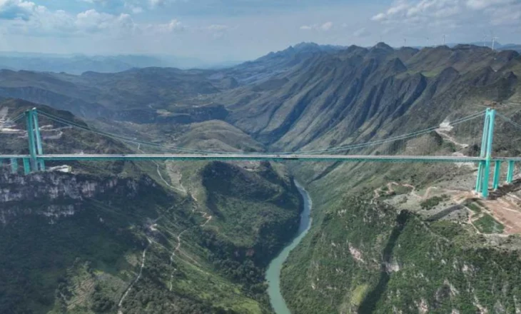 Kina gati të inaugurojë urën më të lartë në botë, Huaijiang