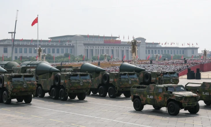 Kina i tregon muskujt SHBA-ve, presidenti kinez ndjek paradën ushtarake i shoqëruar nga Putin dhe Kim Jong Un