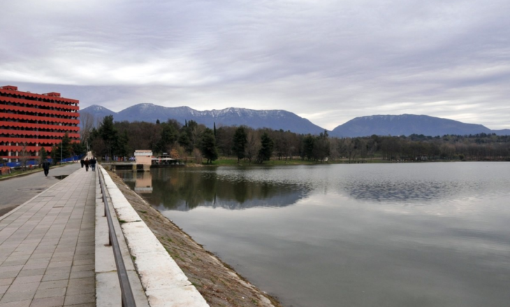 Kolektori i digës së Liqenit të Tiranës i bllokuar në dy zona, pritet “ok” për ndërhyrje