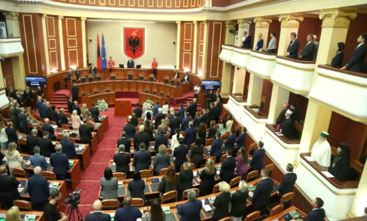 Konstituohet Paralamenti, Niko Peleshi zgjidhet kryetari i ri i Kuvendit me 84 vota, opozita bojkoton procesin,…