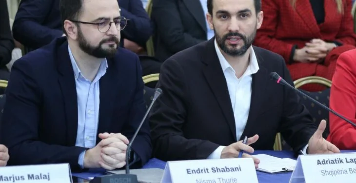 Kontradiktë e hapur/ Adriatik Lapaj lavdëron Shabanin dje, e sulmon sot e krahason me Judën…
