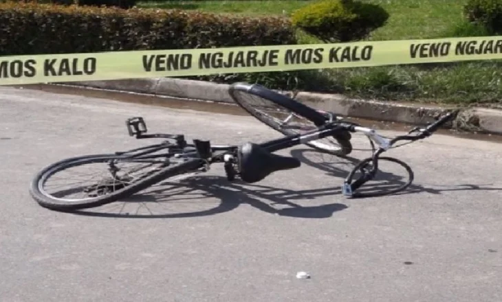 Korçë/ Aksident në unazën e qytetit, makina përplas një grua me biçikletë