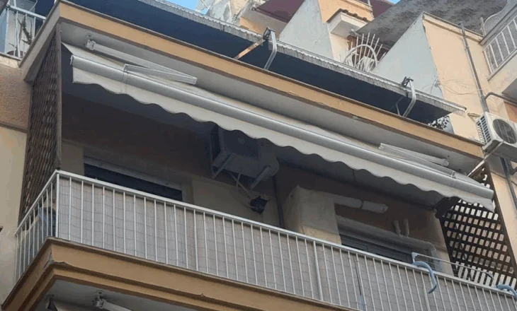 Krim në familje/ 50-vjeçari në Selanik mbyt me qese motrën e tij, njofton policinë: Hajdeni se e vrava