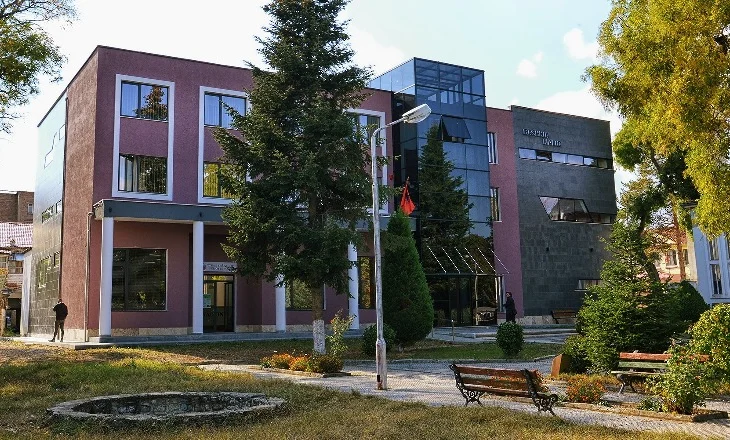 Kryebashkiaku i Maliqit largon të vjetrit, vendos në krye të njësive administrative të rinj