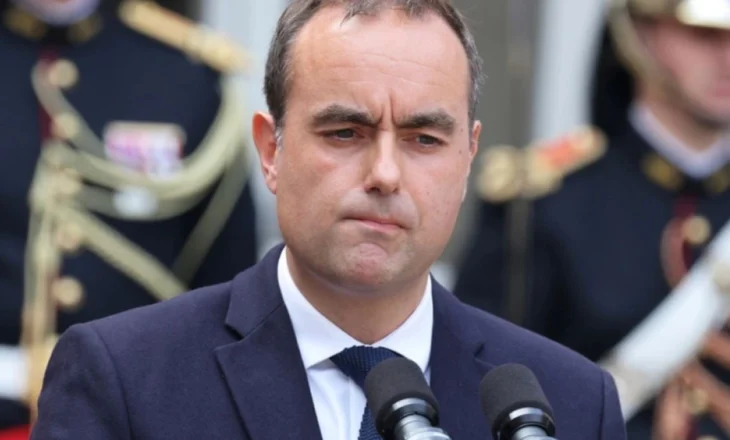 Kryeministri i ri i Francës tërhiqet nga plani për heqjen e dy festave zyrtare, premton dialog dhe reformë të decentralizuar
