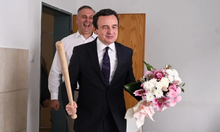 Kryeministri Kurti viziton aktorin Azemi në spital: Buqetë me lule për shëndet të mirë, e ‘stupci’ për të larguar të ligët