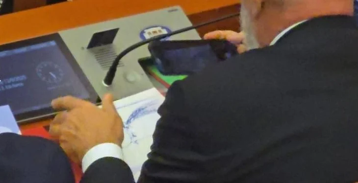 Kryeministri me penel, jo me plan/ Rama kapet duke pikturuar në Parlament