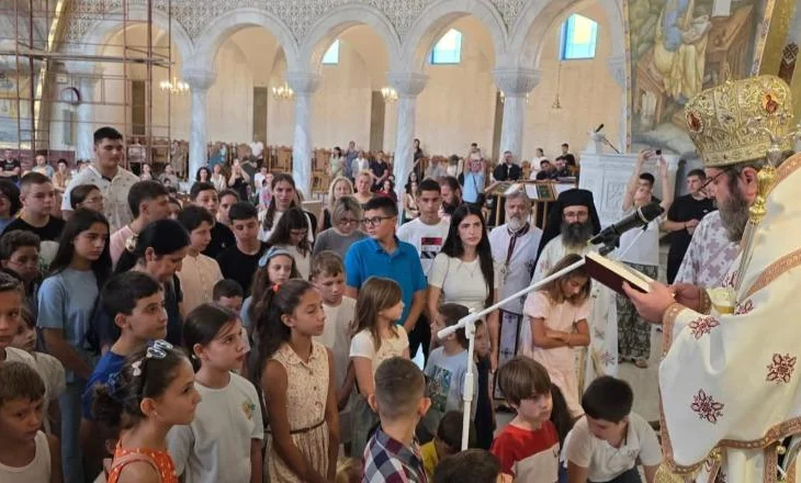 Kryepeshkopi Joan bekon fëmijët në katedralen ‘Ngjallja e Krishtit’ për fillimin e vitit të ri shkollor