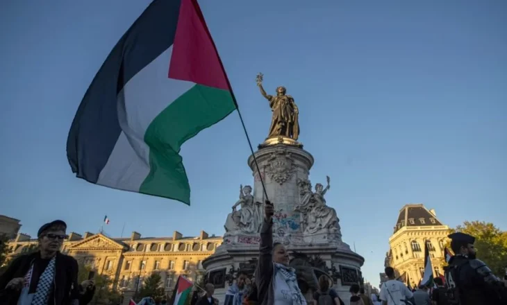 Kryetarë komunash në Francë do ta vendosin flamurin palestinez, duke shpërfillur urdhrin e Qeverisë