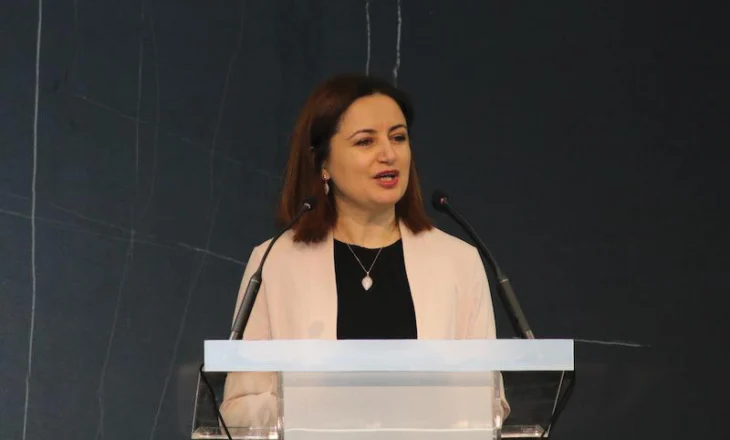 “Kur dy kultura bëhen një familje”
