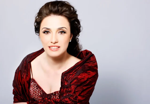 “Kur ndjenjat marrin zë” me Ermonela Jahon,një program muzikor që ka pjesë që nuk janë luajtur më parë në skenën e TKOB