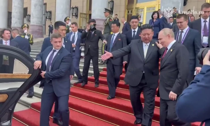 Kush të hyjë i pari në makinë, “sherr” pas takimit Putin-Kim Yong Un, përfundimi…
