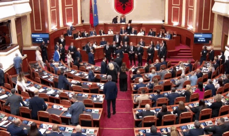 Kuvend/ Seanca e planifikuar maratonë mbyllet në kohë rekord nga socialistët, Berisha: Rama kryehorr i kombit!