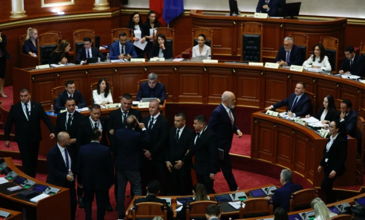 ‘Kuvendi u kthye në teatër kukullash’, opozita kërkon përsëritjen e seancës plenare ku u votua programi qeverisës