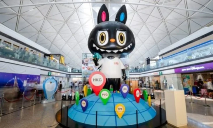 Labubu gjigante “pushton” aeroportin e Hong Kongut – nis udhëtimin global me buzëqeshje dhe aeroplan letre