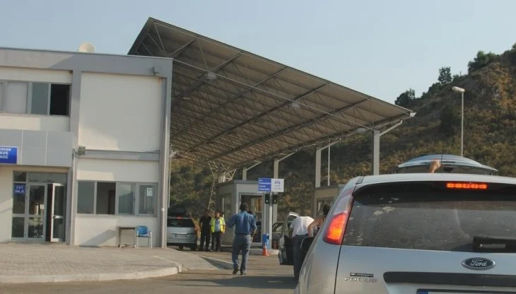 Lejoi kalimin e 2 personave të shpallur në kërkim, AMP arreston policin e Qafë-Botës