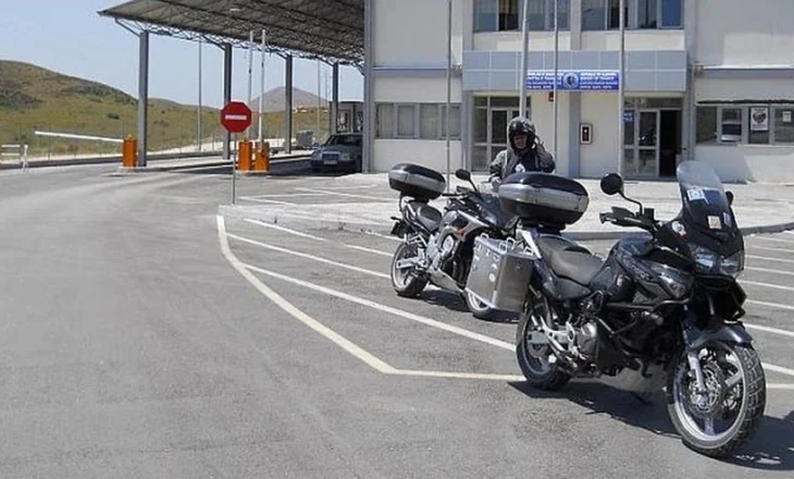 Lejoi kalimin e dy personave të kërkuar për drogë, ndalohet polici në ‘Qafë Botë’ (EMRAT)