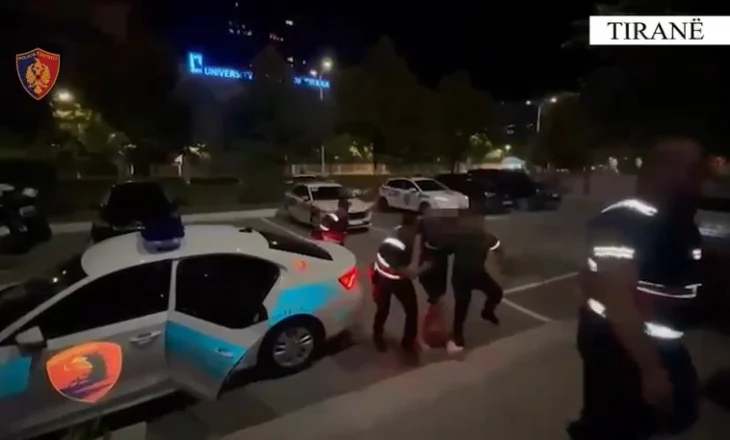 Lëvizte i armatosur me pistoletë me fishek në fole, arrestohet 30-vjeçari në Tiranë, e pëson edhe shoku