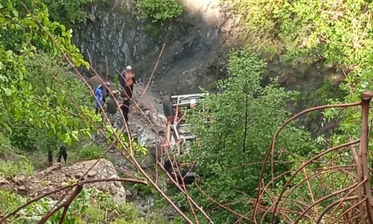 Librazhd/ Makina bie 100 m në greminë, shoferi dërgohet tek Trauma
