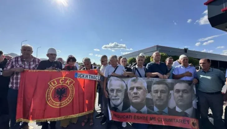 “Liri për çlirimtarët”/ Protestë para Gjykatës së Hagës, mbi 500 veteranë të UÇK-së nisen drejt Holandës