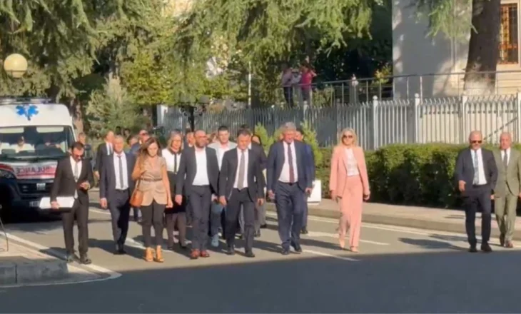LIVE / Demokratët mbërrijnë të parët në Kuvend, nis seanca për betimin e deputetëve dhe votimin e Peleshit