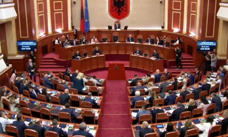 LIVE/ “Mos e mbani këtë njollë turpi”, nis me debate seanca plenare, opozita kërkon diskutimin e programit të qeverisë së re