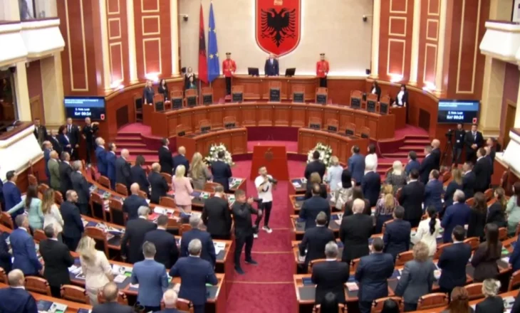 LIVE/ Nis seanca e Kuvendit, 72 deputetë ulen për herë të parë, drejtohet nga Vasil Llajo. PD e nis me bojkot të sekretariatit