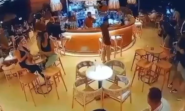 Lokali “arenë lufte”/ Grushte dhe karrige kokës, dalin pamjet e sherrit në Korçë