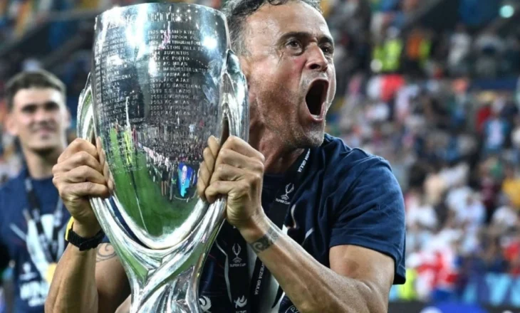 Luis Enrique përfshihet në një aksident me biçikletë, trajneri i PSG-së transportohet menjëherë në spital/ Si paraqitet gjendja e tij