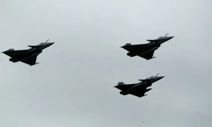 Macron dërgon tre avionë luftarakë Rafale për të mbrojtur hapësirën ajrore polake