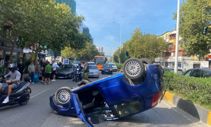 Makina përmbyset në mes të rrugës te ’21 Dhjetori’, tmerrohen kalimtarët
