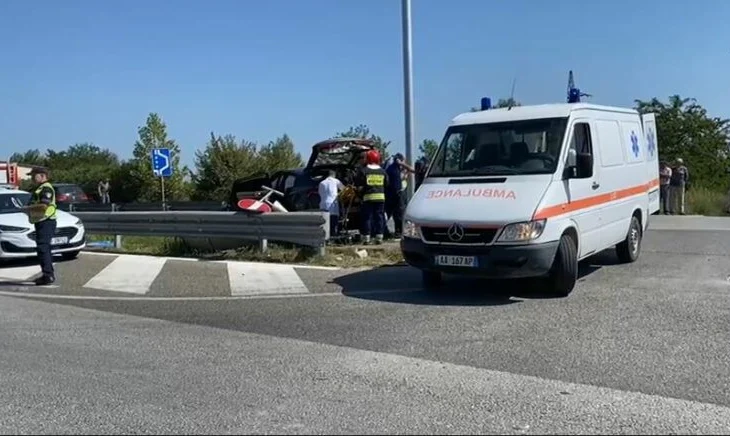 Makina përplas këmbësoren në Berat, 68-vjeçarja përfundon në spital