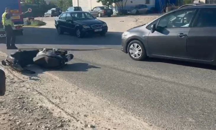 Makina përplaset me motorin në Gjirokastër/ Një person mbetet i plagosur, dërgohet në spital