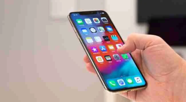 Maqedoni e Veriut: Ndalohen telefonat në shkolla, edhe mësuesit nuk guxojnë t’i përdorin (Foto)