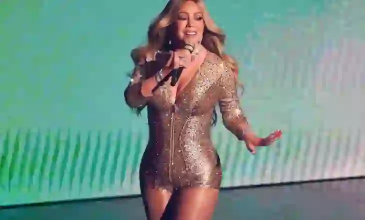 Mariah Carey veshi një fustan me diamante që kushtonte 10 milionë dollarë në MTV VMA