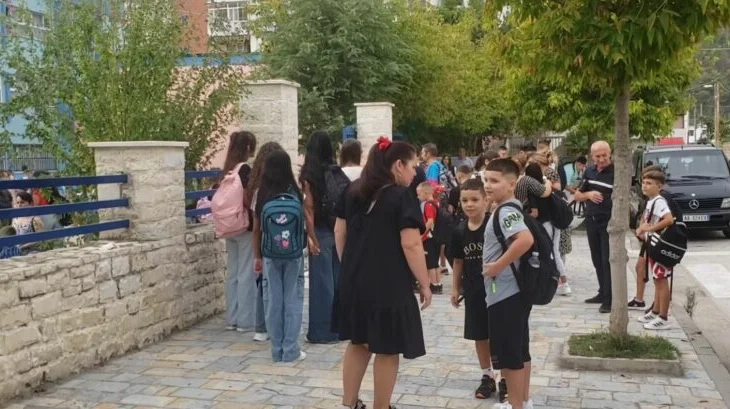 Masa të rrepta për ndalimin e celularëve në shkolla, thirrje për bashkëpunim mes mësuesve, prindërve dhe nxënësve