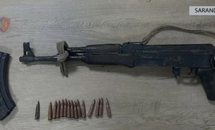 Mbante të fshehura në banesë armë zjarri automatike, arrestohet në flagrancë 50-vjeçari në Sarandë