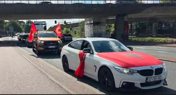 Mbështetje për ish-krerët e UÇK/ Protestuesit zhvendosen nga Gjykata, pritet të nisë tubimi në Hagë