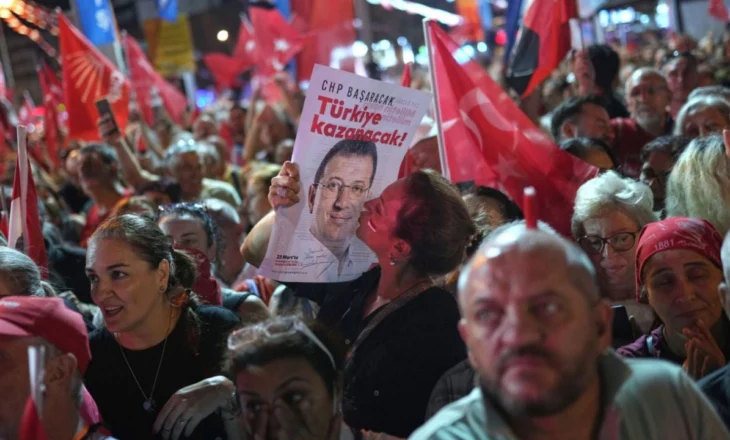 Mbi 50 mijë pjesëmarrës në protestën e opozitës në Ankara, lideri opozitar: Erdogan, a e ke parë ndonjëherë sheshin kështu?