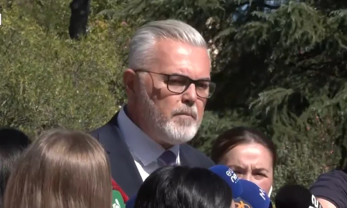 Mbyllja e Kuvendit pa debat skenar nga mazhoranca? Si përgjigjet Toni Gogu
