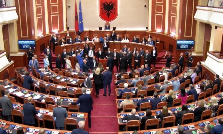 Me 82 vota dhe në kohë rekord miratohet Qeveria e re! Fjala e “Diellës” shkakton kaos, opozita hedh rregulloren drejt Ramës