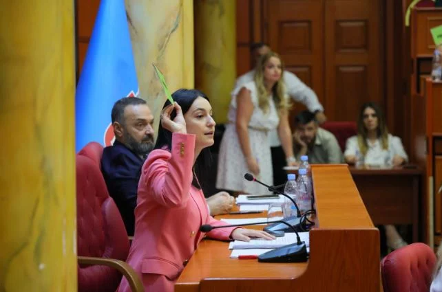 Me firmën e Megi Finos, i dërgohet Prefektit! Ja dokumenti i socialistëve për shkarkimin e Veliajt