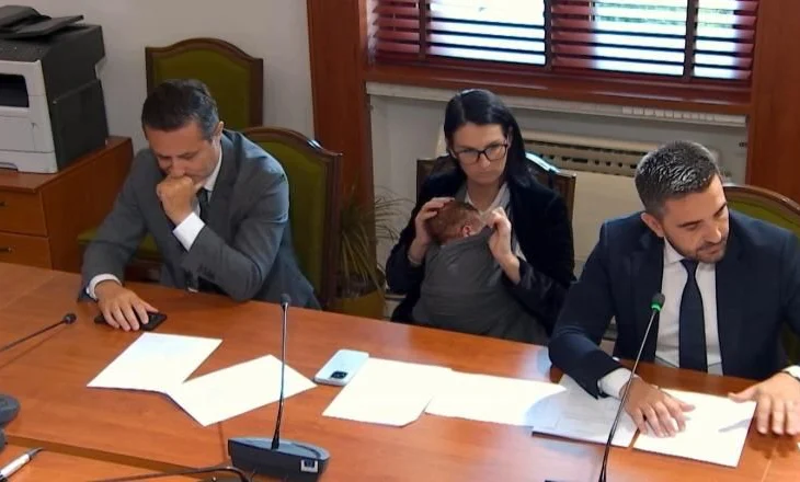 Me foshnjën e saj në krahë, deputetja e PS merr pjesë në mbledhjen e Komisionit