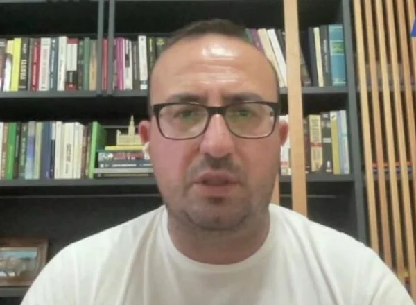 Me kastravec e “burrin” e Diellës në Kuvend! Korreshi: I kam nisur këto para Dash Sulës, ja nga u inspirova